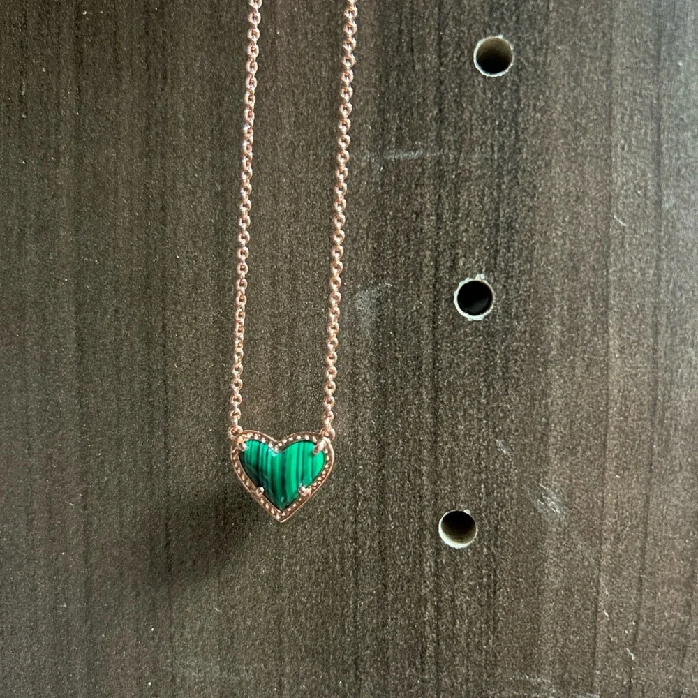 Kendra Scott Ari Heart Rose Gold Pendant Necklace in Green Malachite - Picture 2 of 3